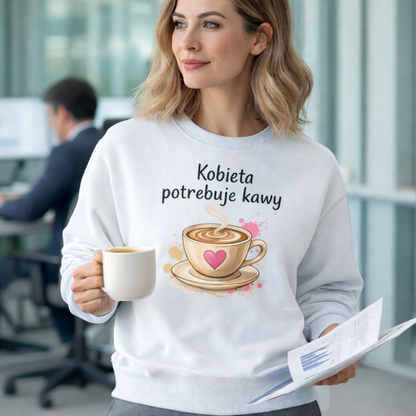 Personalizowana koszulka „Kobieta potrzebuje kawy” z imieniem – koszulka dla miłośniczki kawy – prezent dla niej