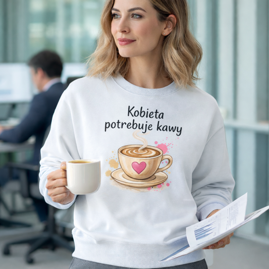 Personalizowana koszulka „Kobieta potrzebuje kawy” z imieniem – koszulka dla miłośniczki kawy – prezent dla niej