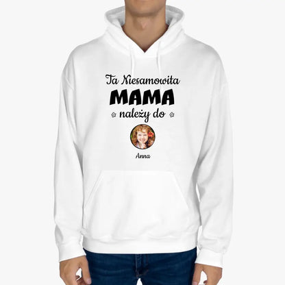 Ta niesamowita mama należy do...