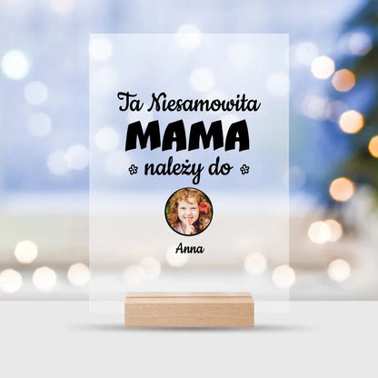 Ta niesamowita mama należy do...