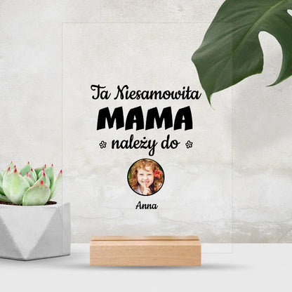 Ta niesamowita mama należy do...