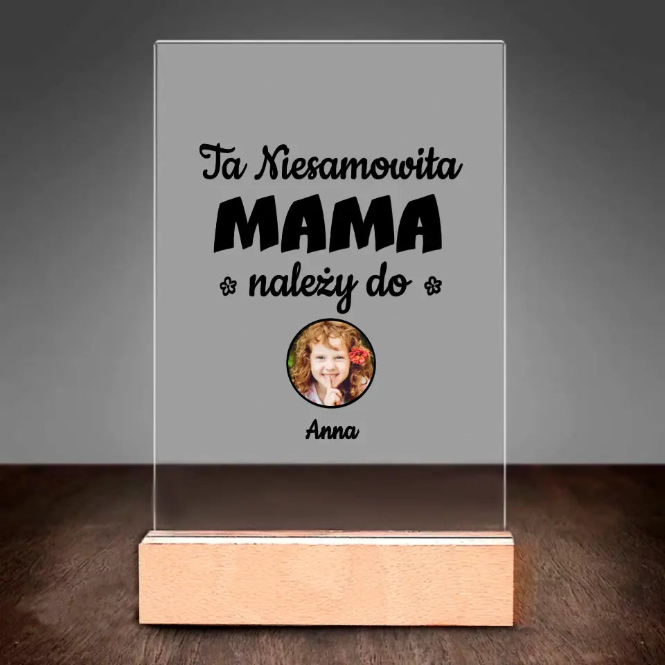 Ta niesamowita mama należy do...