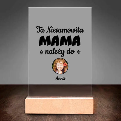 Ta niesamowita mama należy do...