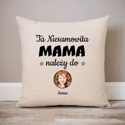 Ta niesamowita mama należy do...