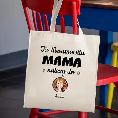 Ta niesamowita mama należy do...