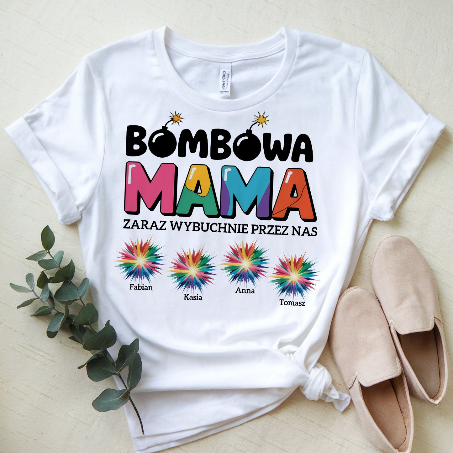Koszulka Spersonalizowana Damska „Bombowa Mama – zaraz wybuchnie przez nas!”