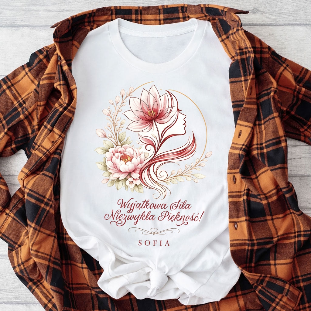 Personalizowana koszulka "Wyjątkowa Siła, Niezwykłe Piękno” z imieniem – koszulka dla kobiety – elegancki prezent dla niej