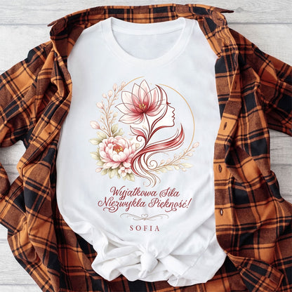 Personalizowana koszulka "Wyjątkowa Siła, Niezwykłe Piękno” z imieniem – koszulka dla kobiety – elegancki prezent dla niej