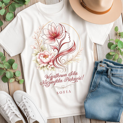 Personalizowana koszulka "Wyjątkowa Siła, Niezwykłe Piękno” z imieniem – koszulka dla kobiety – elegancki prezent dla niej