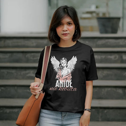 Koszulka "Anioł, Nie Kobieta" – Stylowy Nadruk z Tajemniczą Kobietą i Skrzydłami