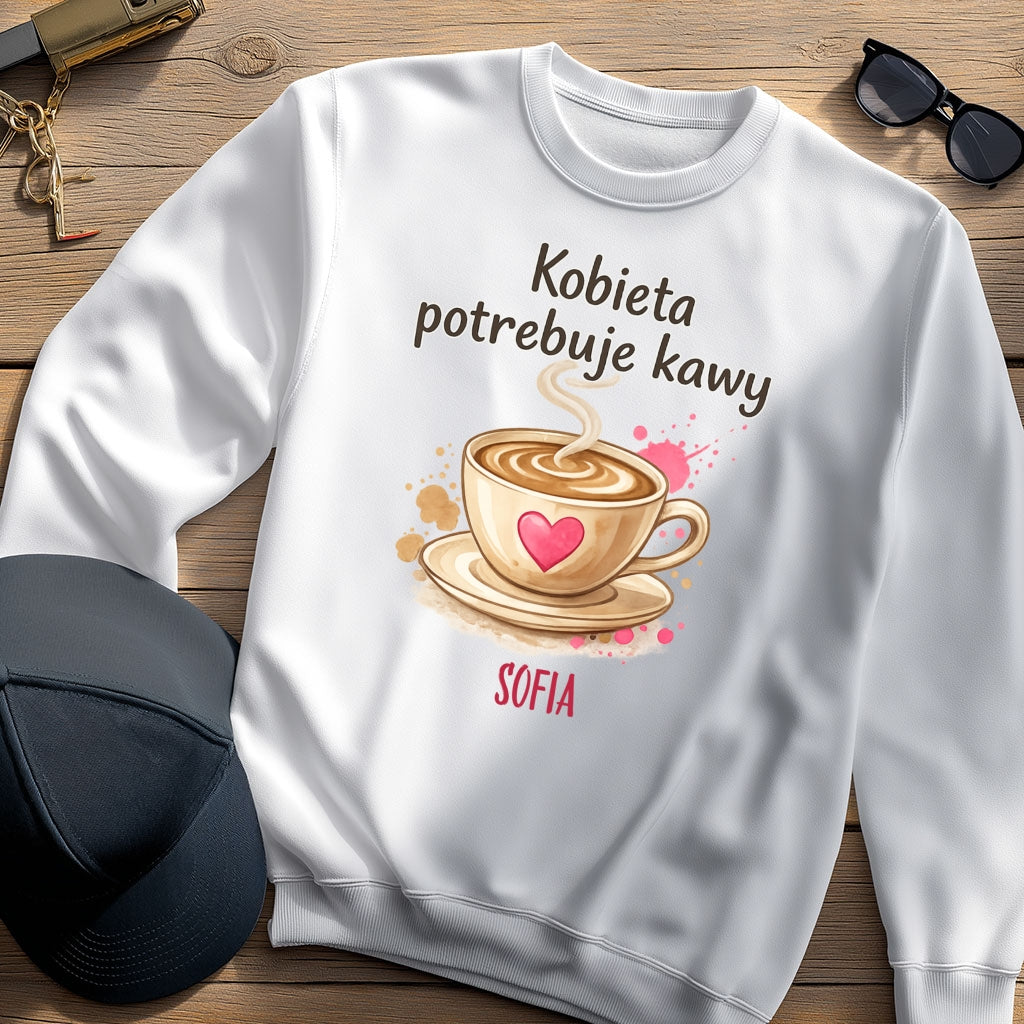 Personalizowana koszulka „Kobieta potrzebuje kawy” z imieniem – koszulka dla miłośniczki kawy – prezent dla niej