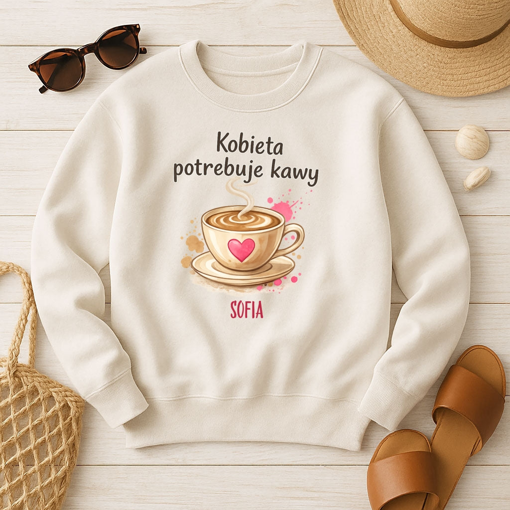 Personalizowana koszulka „Kobieta potrzebuje kawy” z imieniem – koszulka dla miłośniczki kawy – prezent dla niej