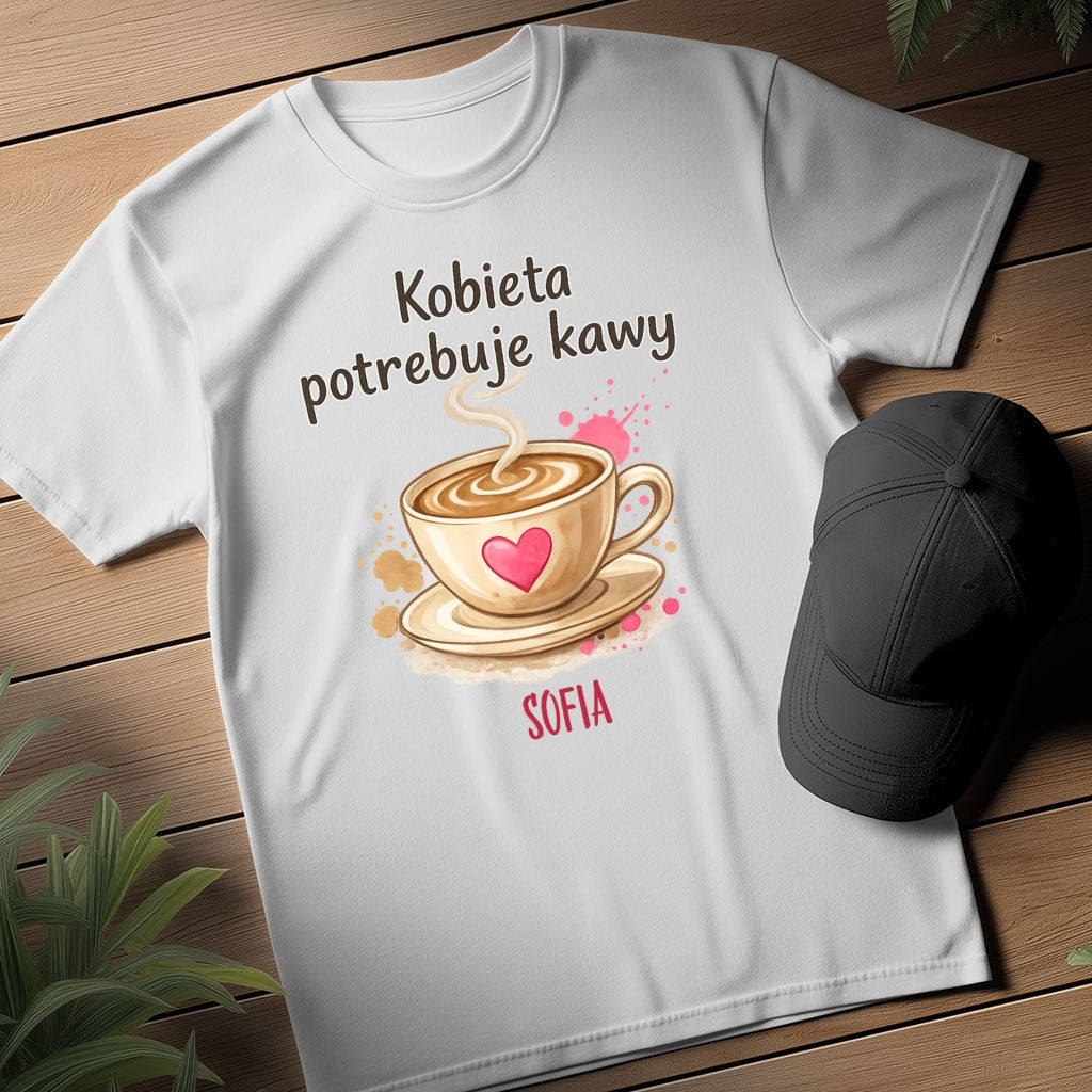 Personalizowana koszulka „Kobieta potrzebuje kawy” z imieniem – koszulka dla miłośniczki kawy – prezent dla niej
