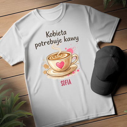 Personalizowana koszulka „Kobieta potrzebuje kawy” z imieniem – koszulka dla miłośniczki kawy – prezent dla niej