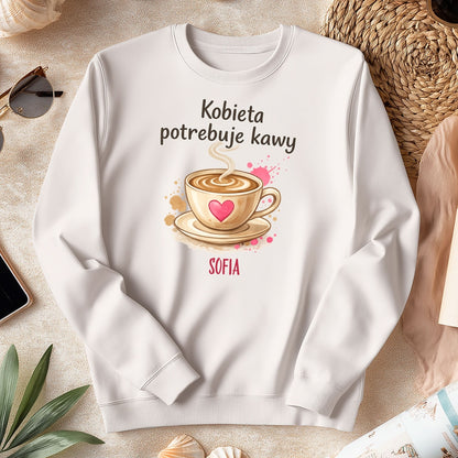 Personalizowana koszulka „Kobieta potrzebuje kawy” z imieniem – koszulka dla miłośniczki kawy – prezent dla niej