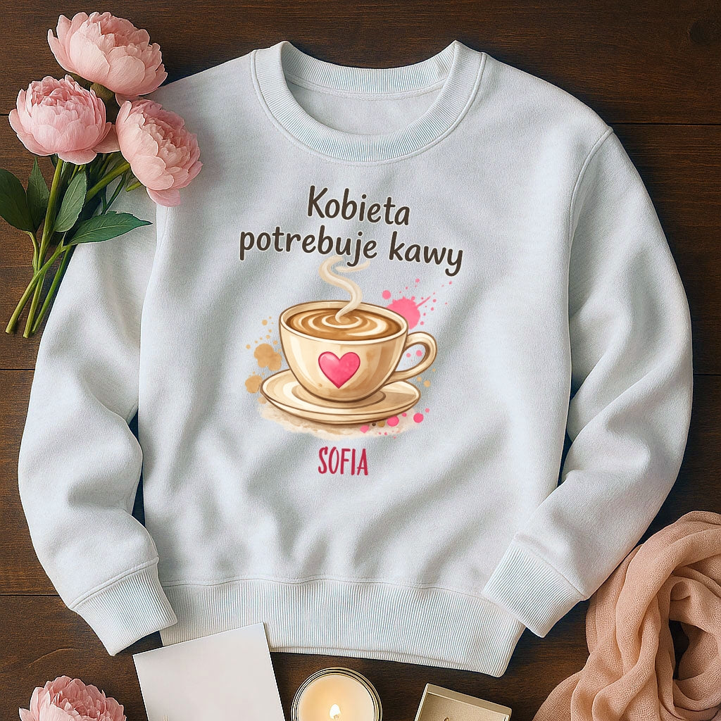 Personalizowana koszulka „Kobieta potrzebuje kawy” z imieniem – koszulka dla miłośniczki kawy – prezent dla niej