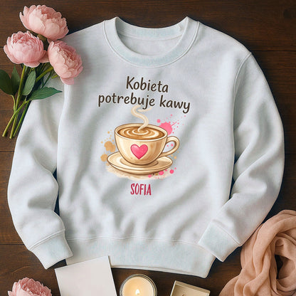 Personalizowana koszulka „Kobieta potrzebuje kawy” z imieniem – koszulka dla miłośniczki kawy – prezent dla niej