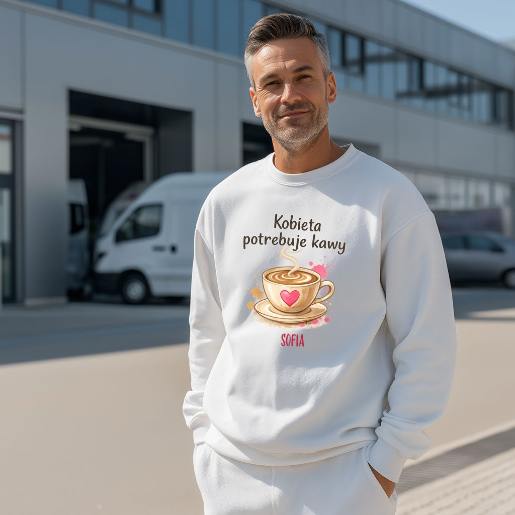 Personalizowana koszulka „Kobieta potrzebuje kawy” z imieniem – koszulka dla miłośniczki kawy – prezent dla niej