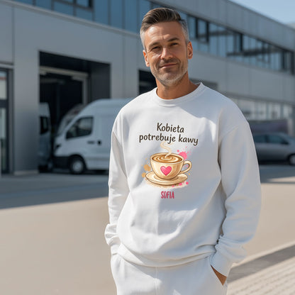 Personalizowana koszulka „Kobieta potrzebuje kawy” z imieniem – koszulka dla miłośniczki kawy – prezent dla niej