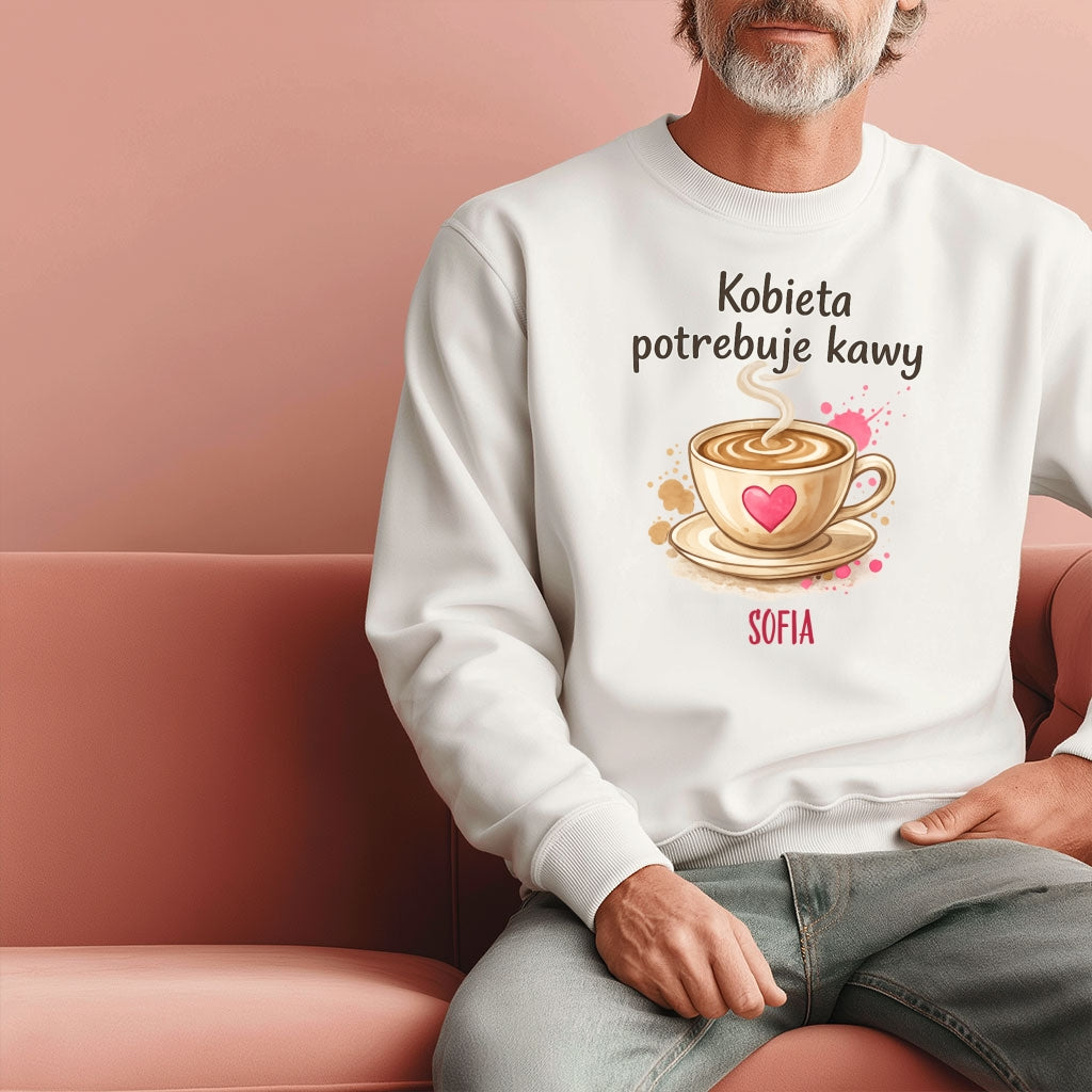 Personalizowana koszulka „Kobieta potrzebuje kawy” z imieniem – koszulka dla miłośniczki kawy – prezent dla niej
