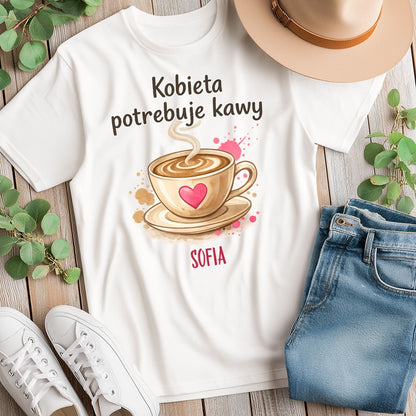 Personalizowana koszulka „Kobieta potrzebuje kawy” z imieniem – koszulka dla miłośniczki kawy – prezent dla niej