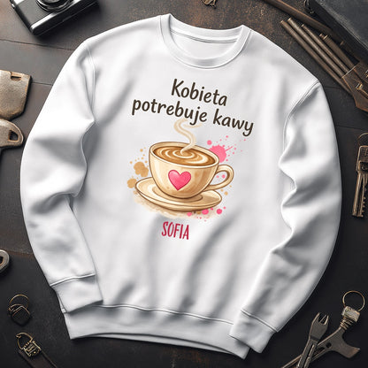Personalizowana koszulka „Kobieta potrzebuje kawy” z imieniem – koszulka dla miłośniczki kawy – prezent dla niej