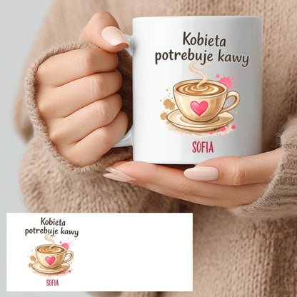 Personalizowany kubek „Kobieta potrzebuje kawy” z imieniem – prezent dla niej – kubek dla miłośniczki kawy 330 ml