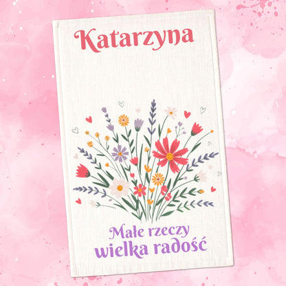 Spersonalizowany Ręcznik z Twoim Imieniem – Małe Rzeczy, Wielka Radość z Bukietem Kwiatów
