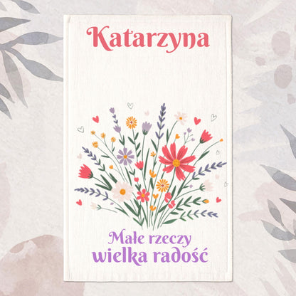 Spersonalizowany Ręcznik z Twoim Imieniem – Małe Rzeczy, Wielka Radość z Bukietem Kwiatów