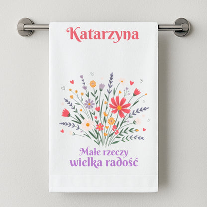 Spersonalizowany Ręcznik z Twoim Imieniem – Małe Rzeczy, Wielka Radość z Bukietem Kwiatów