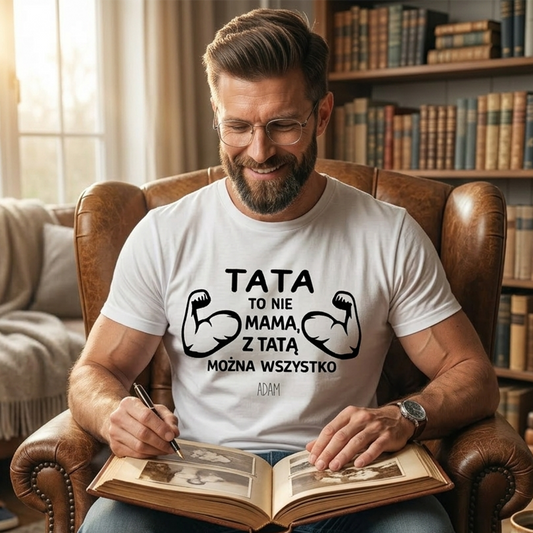 Koszulka Tata z imieniem – „Tata to nie mama, z tatą można wszystko” – prezent dla taty