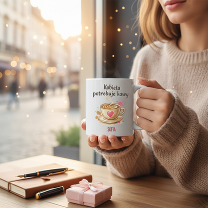 Personalizowany kubek „Kobieta potrzebuje kawy” z imieniem – prezent dla niej – kubek dla miłośniczki kawy 330 ml