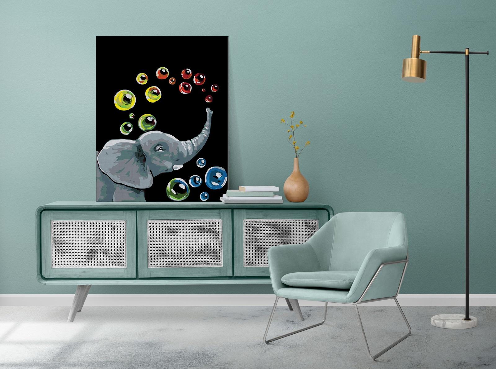 Słoń z kolorowymi bańkami mydlanymi