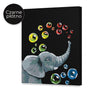Słoń z kolorowymi bańkami mydlanymi