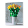 Wazon z żółtymi tulipanami