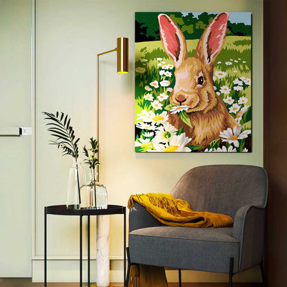 Puszysty królik wśród stokrotek