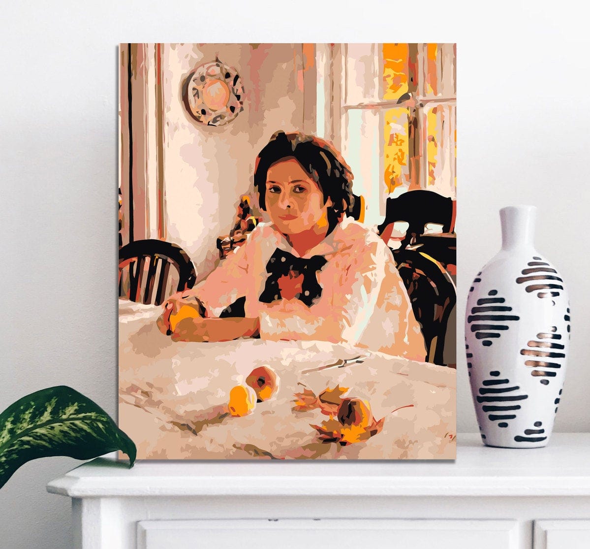 Dziewczyna Siedząca Przy Stole HP0022